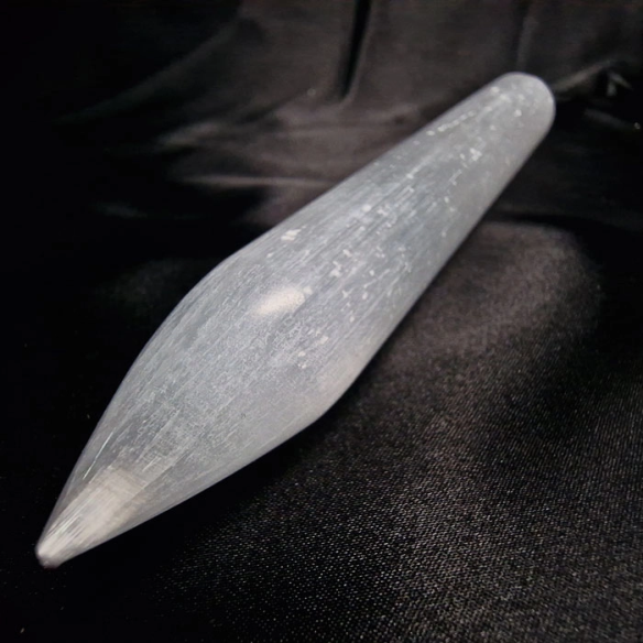 Punta de masaje de selenita, comprar selenita y minerales en Cristalljoia Barcelona