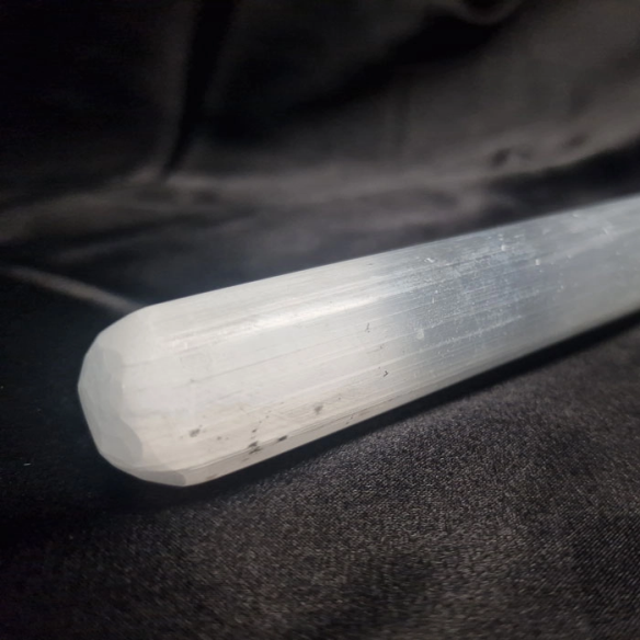 Punta de masaje de selenita, comprar selenita y minerales en Cristalljoia Barcelona