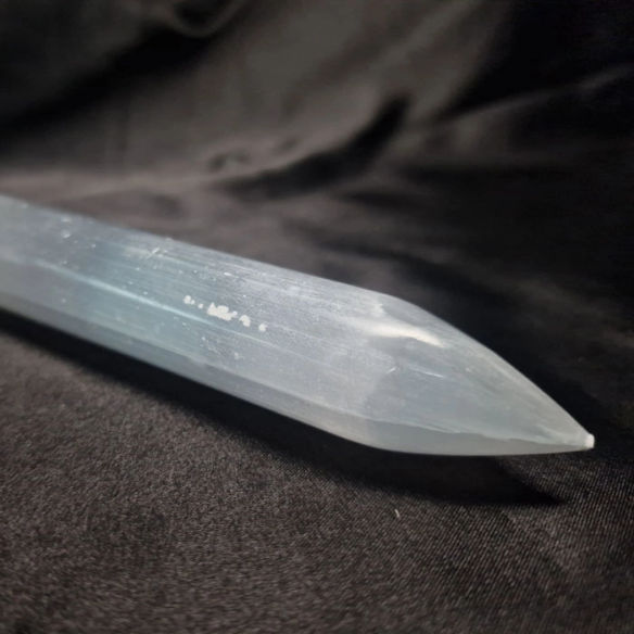 Punta de masaje de selenita, comprar selenita y minerales en Cristalljoia Barcelona