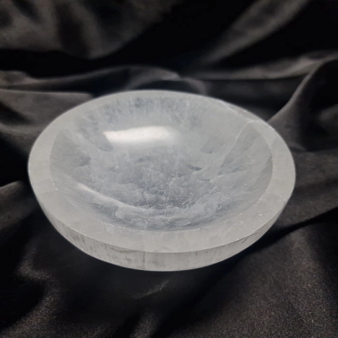 Tigela de selenita em forma redonda. Luz da lua.
