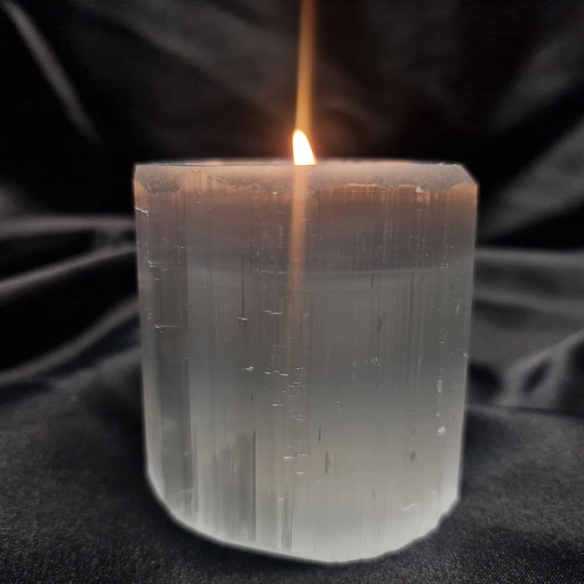 Porta-velas de selenita. Luz da lua em cada canto.