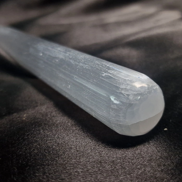 Punta masaje de selenita. Comprar minerales y selenita en Cristalljoia Barcelona.