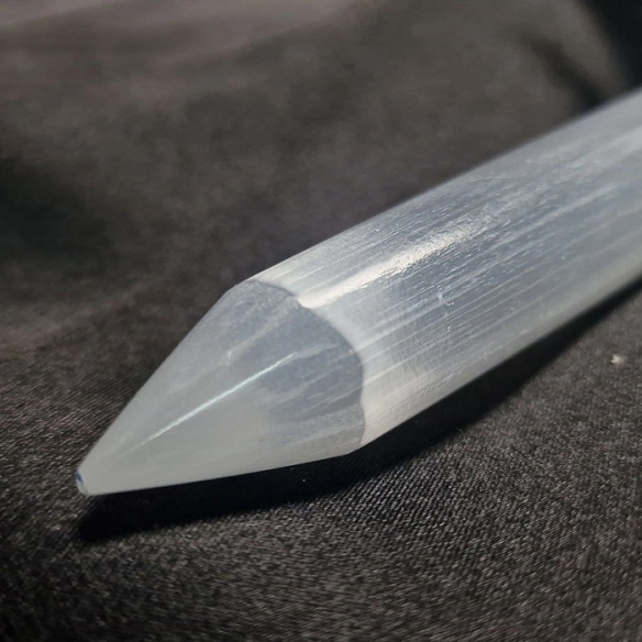 Punta masaje de selenita. Comprar minerales y selenita en Cristalljoia Barcelona.