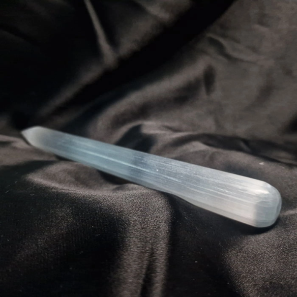 Punta masaje de selenita. Comprar minerales y selenita en Cristalljoia Barcelona.