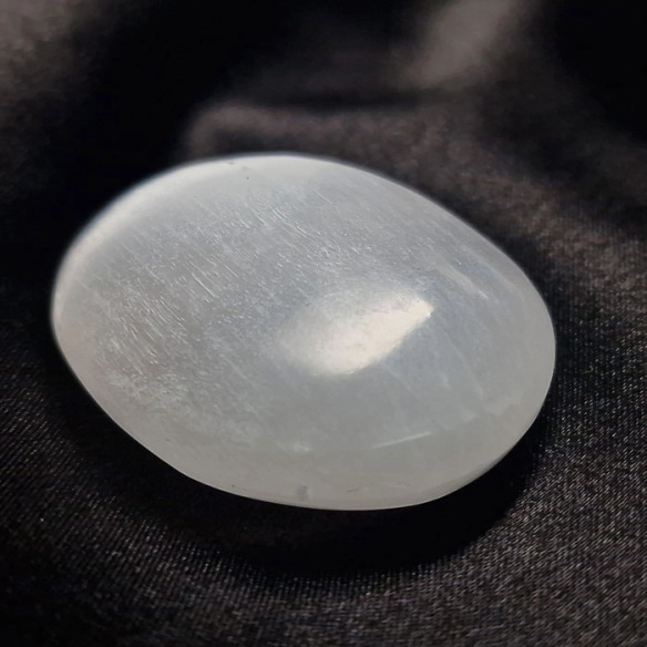 Piedra palma de selenita. Comprar selenita y minerales en Cristalljoia Barcelona.
