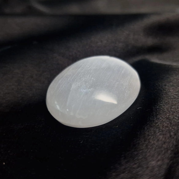 Piedra palma de selenita. Comprar selenita y minerales en Cristalljoia Barcelona.