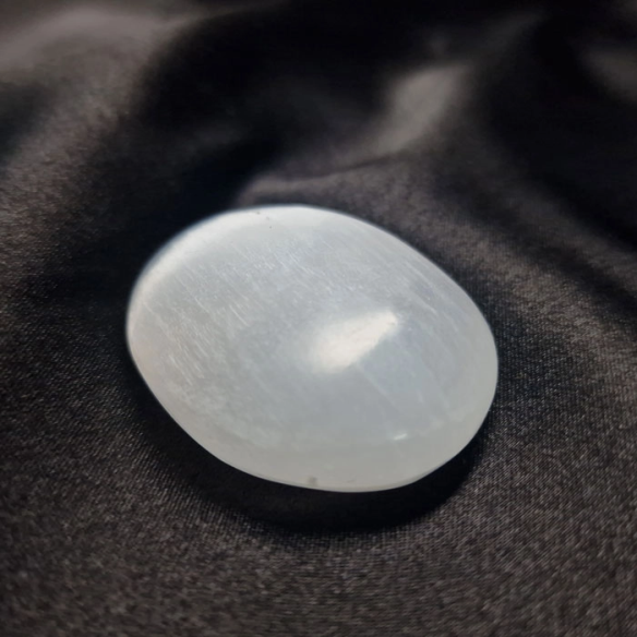 Piedra palma de selenita. Comprar selenita y minerales en Cristalljoia Barcelona.