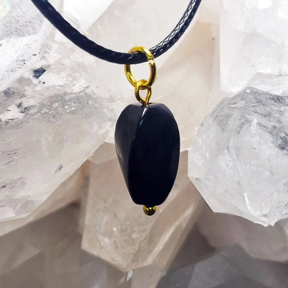Xungita pingente espiral dourado. O carbono é vida