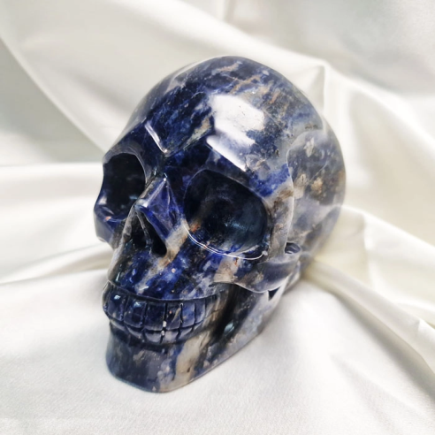 Figura de calavera de sodalita. La calavera evoca memòria
