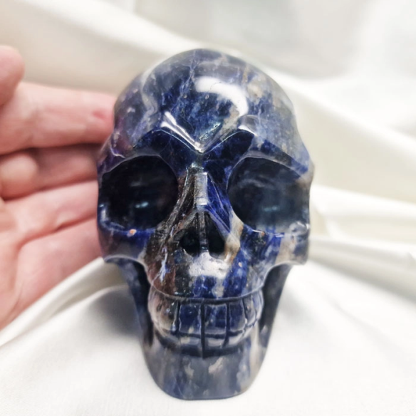 Figura de calavera de sodalita. La calavera evoca memòria