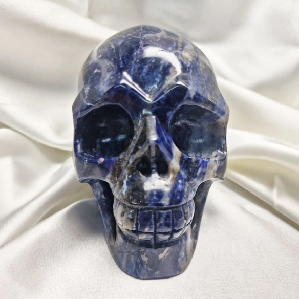 Figura de caveira de sodalita. A caveira evoca memória