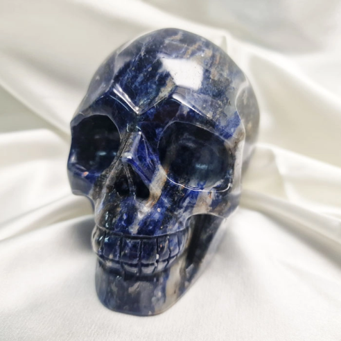 Figura de calavera de sodalita. La calavera evoca memòria