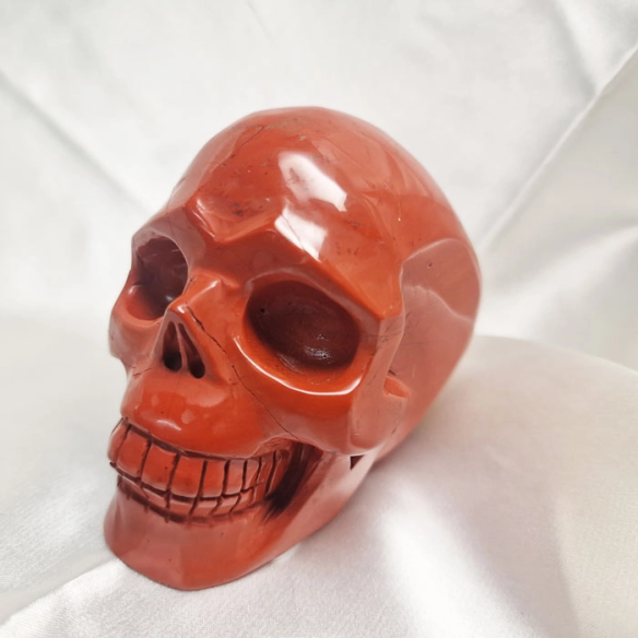 Figura de calavera de jaspi vermell. La calavera evoca memòria