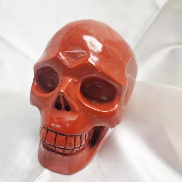 Figura de calavera de jaspi vermell. La calavera evoca memòria