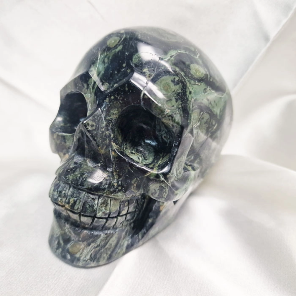 Figura de cráneo de jaspe kambaba. A caveira evoca memória