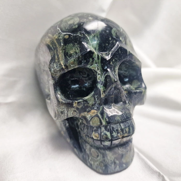 Figura de calavera de jaspi kambaba. La calavera evoca memòria