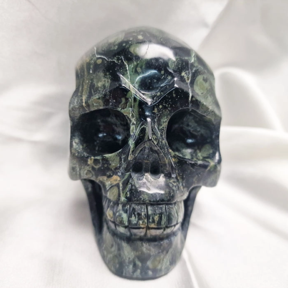 Comprar figura de calavera de jaspe kambaba en Cristalljoia. 40 años de minerales, en el centro de Barcelona y online.