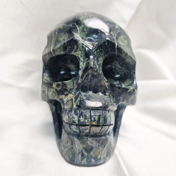 Comprar figura de calavera de jaspe kambaba en Cristalljoia. 40 años de minerales, en el centro de Barcelona y online.