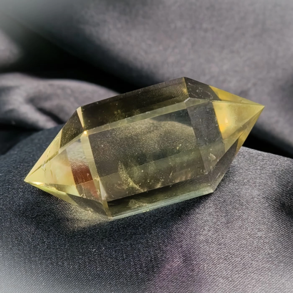 Comprar cuarzo y otros minerales en Cristalljoia. Centro de Barcelona y online.