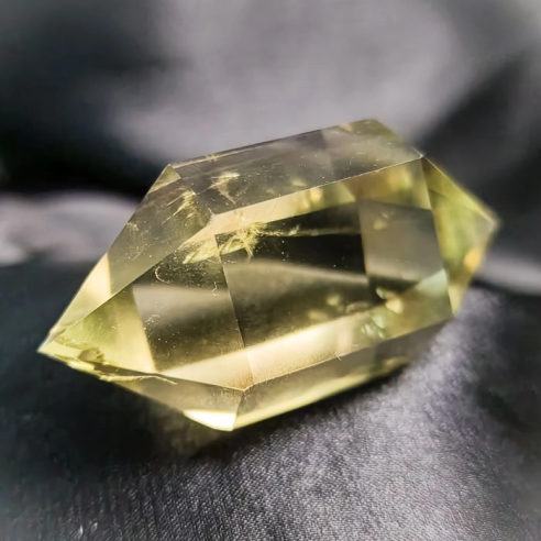 Comprar cuarzo y otros minerales en Cristalljoia. Centro de Barcelona y online.
