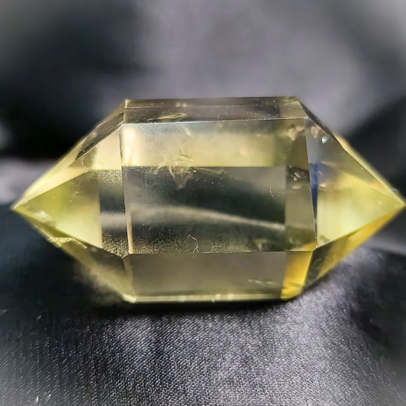 Comprar cuarzo y otros minerales en Cristalljoia. Centro de Barcelona y online.