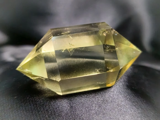 Comprar cuarzo y otros minerales en Cristalljoia. Centro de Barcelona y online.