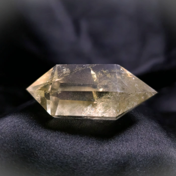 Comprar cuarzo y otros minerales en Cristalljoia. Centro de Barcelona y online.
