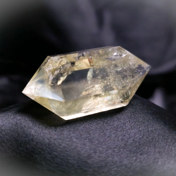 Comprar cuarzo y otros minerales en Cristalljoia. Centro de Barcelona y online.