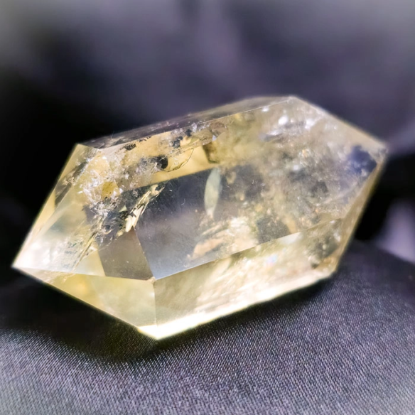 Comprar cuarzo y otros minerales en Cristalljoia. Centro de Barcelona y online.
