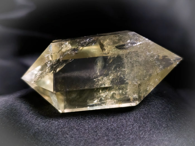 Comprar cuarzo y otros minerales en Cristalljoia. Centro de Barcelona y online.