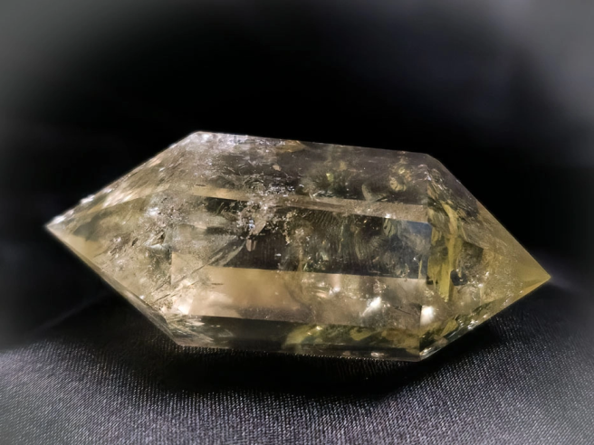 Comprar cuarzo y otros minerales en Cristalljoia. Centro de Barcelona y online.