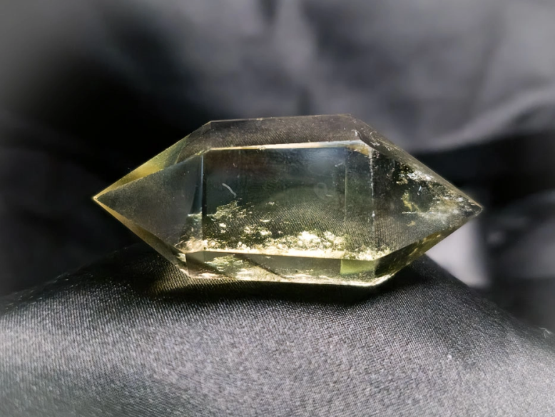 Comprar cuarzo y otros minerales en Cristalljoia. Centro de Barcelona y online.