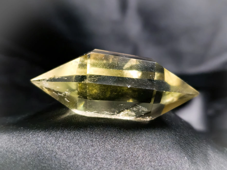 Comprar cuarzo y otros minerales en Cristalljoia. Centro de Barcelona y online.