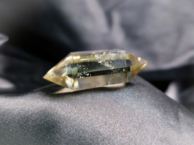 Comprar cuarzo y otros minerales en Cristalljoia. Centro de Barcelona y online.