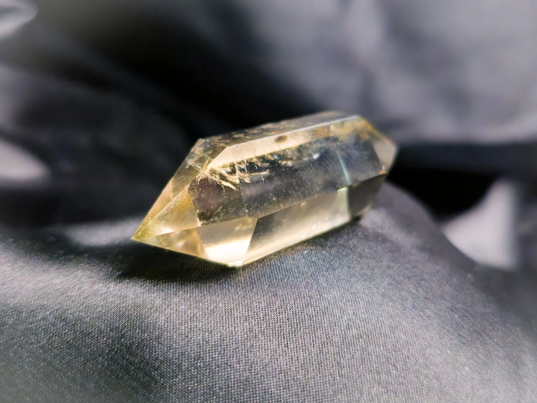 Comprar cuarzo y otros minerales en Cristalljoia. Centro de Barcelona y online.