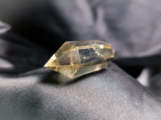 Comprar cuarzo y otros minerales en Cristalljoia. Centro de Barcelona y online.