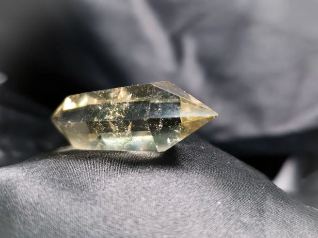 Comprar cuarzo y otros minerales en Cristalljoia. Centro de Barcelona y online.