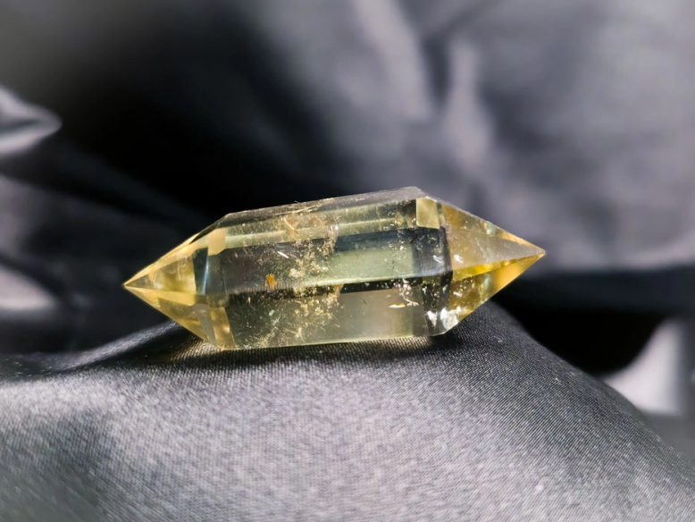 Comprar cuarzo y otros minerales en Cristalljoia. Centro de Barcelona y online.