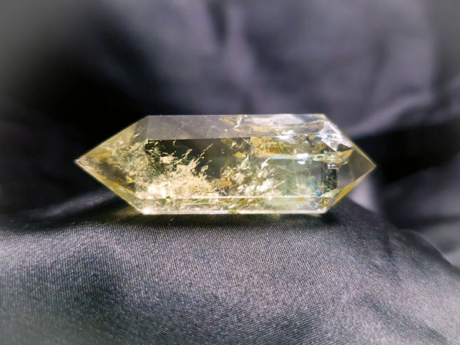 Comprar cuarzo y otros minerales en Cristalljoia. Centro de Barcelona y online