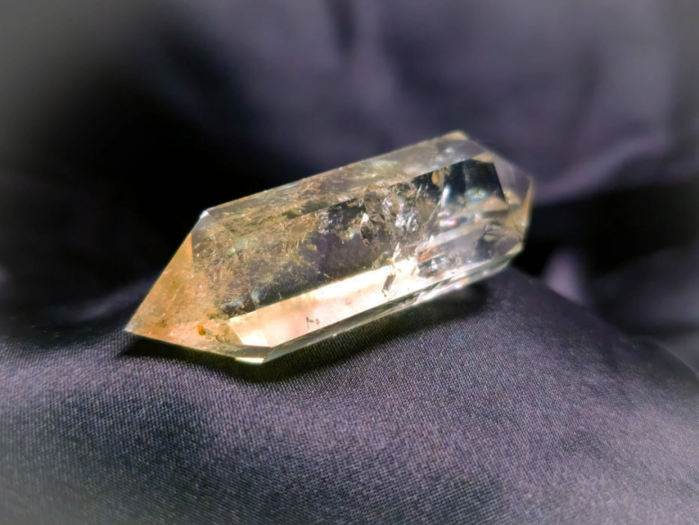 Quars llimona punta polida biterminada, vibrant to groguenc