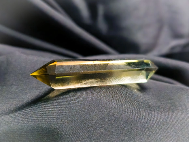 Quartzo lemon ponta polida biterminada, vibrante tom amarelado