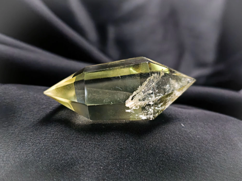 Comprar cuarzo y otros minerales en Cristalljoia. Centro de Barcelona y online