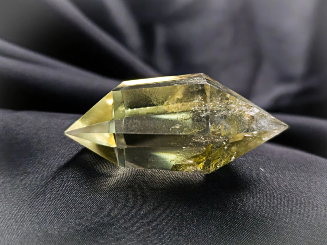 Comprar cuarzo y otros minerales en Cristalljoia. Centro de Barcelona y online