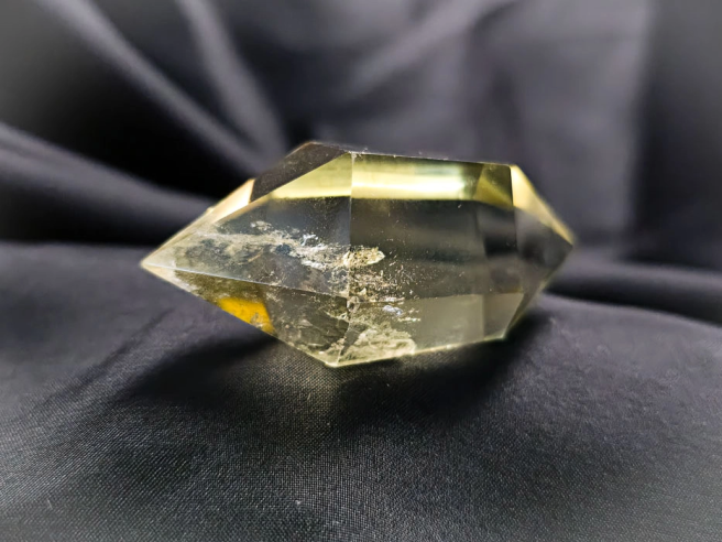 Comprar cuarzo y otros minerales en Cristalljoia. Centro de Barcelona y online