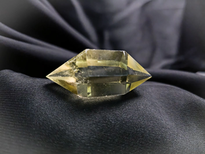 Comprar cuarzo y otros minerales en Cristalljoia. Centro de Barcelona y online