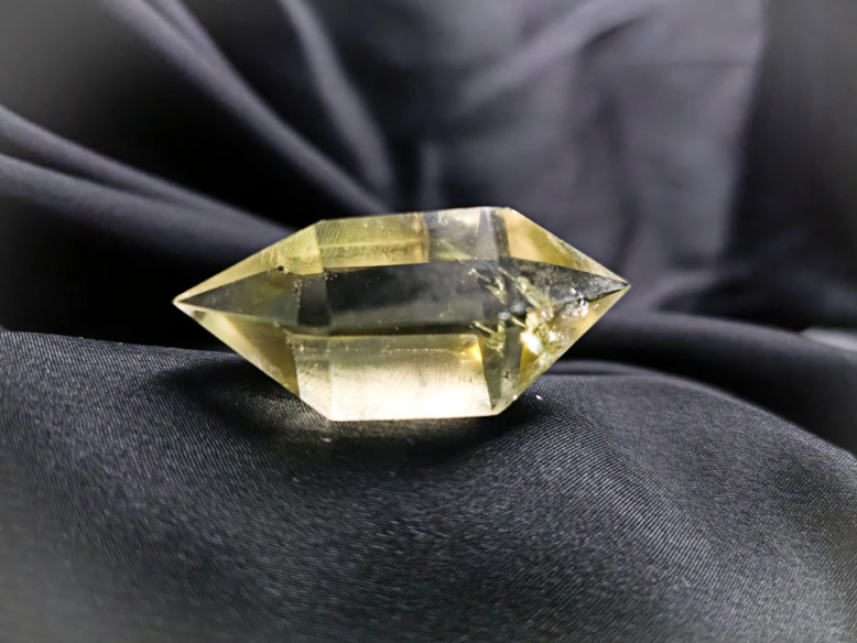 Comprar cuarzo y otros minerales en Cristalljoia. Centro de Barcelona y online