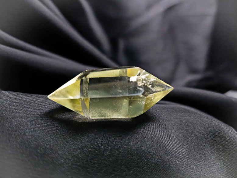 Comprar cuarzo y otros minerales en Cristalljoia. Centro de Barcelona y online