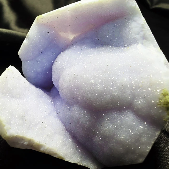 Chalcedony with microcrystals preserves the calm of time