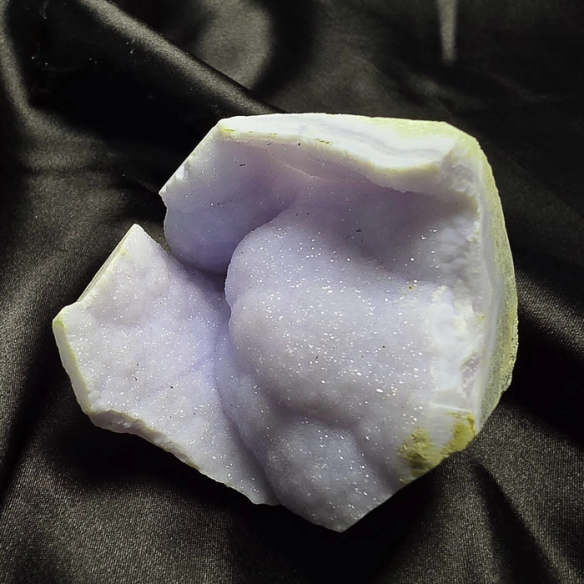 Chalcedony with microcrystals preserves the calm of time