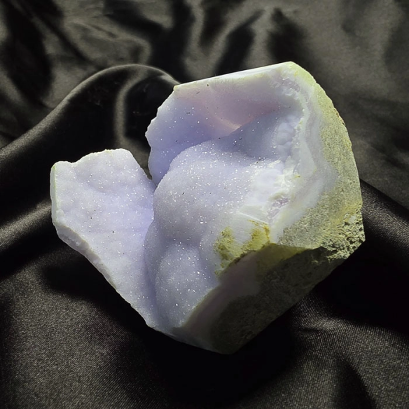 Chalcedony with microcrystals preserves the calm of time